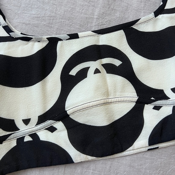 Auth Chanel Black & White Wave Pattern Silk Top - Size 38 - Picture 3 of 9